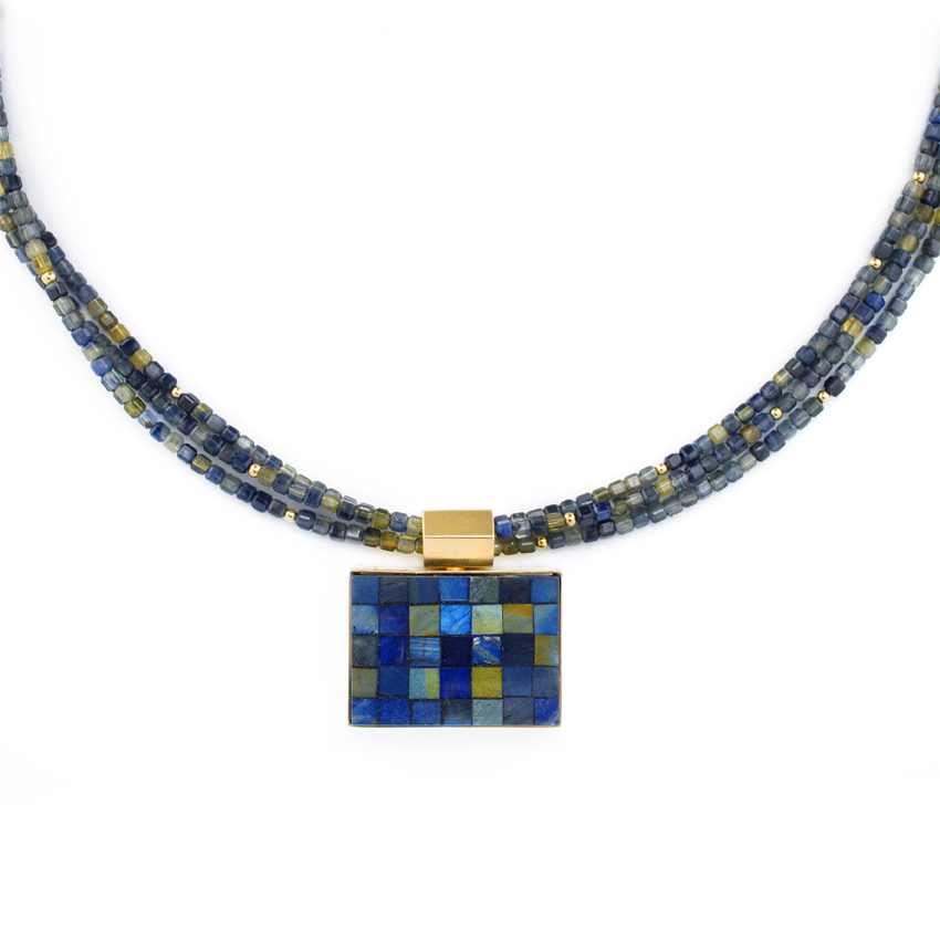 Collier in 750/°°° Gold mit Labradoritmosaik und Safirketten